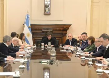 Milei reunió a todos los ministros y Luis Caputo buscó mostrarse en control de la situación
