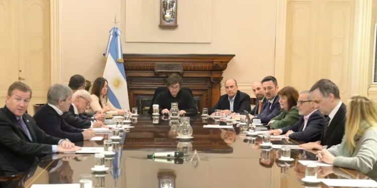 Milei reunió a todos los ministros y Luis Caputo buscó mostrarse en control de la situación
