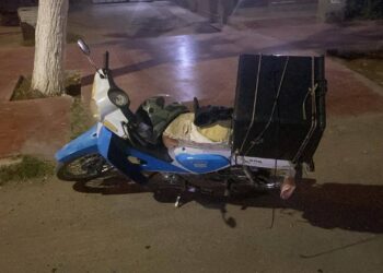 Motociclista y delivery chocó con un montículo de tierra y terminó herido