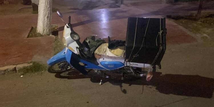 Motociclista y delivery chocó con un montículo de tierra y terminó herido