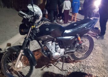 Un niño de 5 años soltó la mano de su mamá y lo atropelló una moto: Fue internado