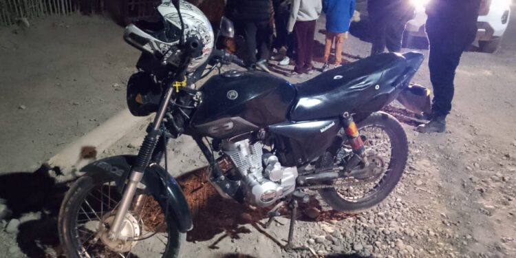 Un niño de 5 años soltó la mano de su mamá y lo atropelló una moto: Fue internado
