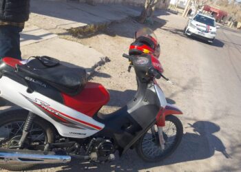 Motociclista se enredó en un cable que colgaba en la calle y casi muere
