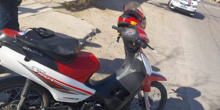 Motociclista se enredó en un cable que colgaba en la calle y casi muere
