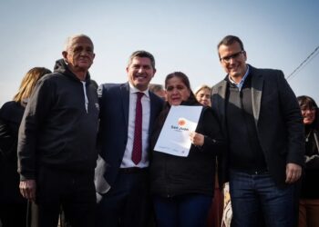 Orrego entregó 49 casas en Rawson: “Este año vamos a tratar de entregar MIL “