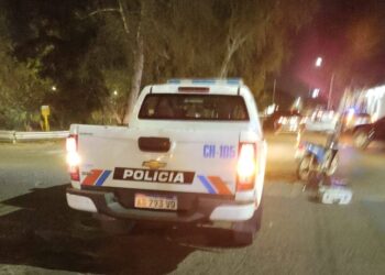 El condutor de una moto al hospital tras chocar con un patrullero de la Policía