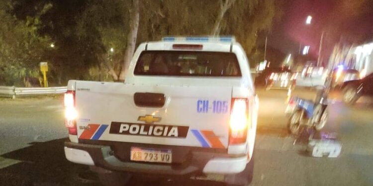 El condutor de una moto al hospital tras chocar con un patrullero de la Policía