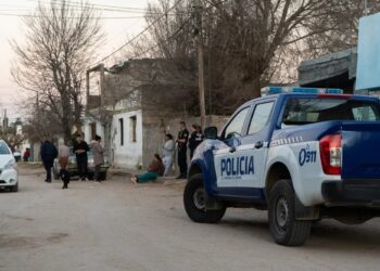 Un joven discutió con su padre, lo mató de dos balazos en el pecho y se escapó