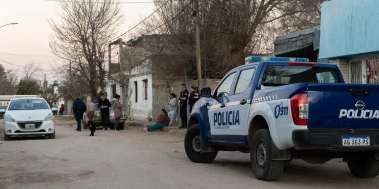 Un joven discutió con su padre, lo mató de dos balazos en el pecho y se escapó