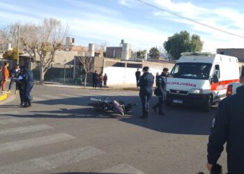 Rivadavia: Fuerte choque entre una moto y una camioneta