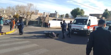 Rivadavia: Fuerte choque entre una moto y una camioneta