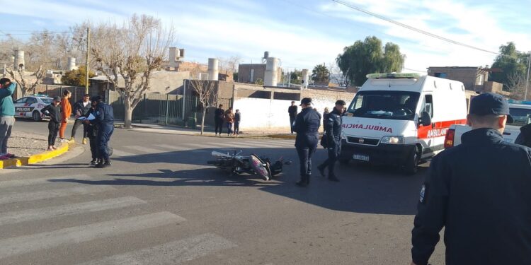 Rivadavia: Fuerte choque entre una moto y una camioneta