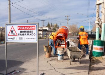 Rivadavia: avanzan las obras de los callejones Sánchez y Gómez y asoma la remozada chimenea 