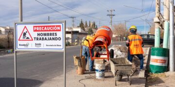 Rivadavia: avanzan las obras de los callejones Sánchez y Gómez y asoma la remozada chimenea 