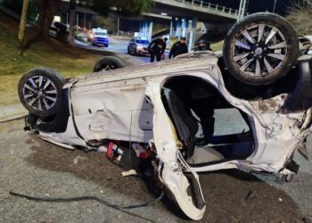 Un hombre en grave estado tras impactante vuelco en Rawson