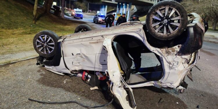 Un hombre en grave estado tras impactante vuelco en Rawson