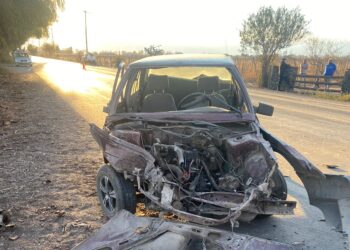 Grave accidente en Caucete: Tras imprudente giro en U, camioneta chocó con una casa