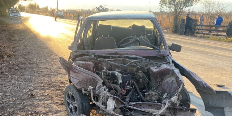 Grave accidente en Caucete: Tras imprudente giro en U, camioneta chocó con una casa