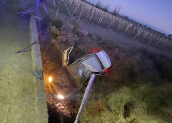 Gravísimo vuelco en Caucete: Un joven de 19 años cayó al desagüe en su auto