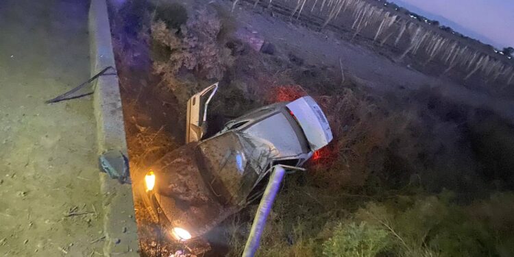 Gravísimo vuelco en Caucete: Un joven de 19 años cayó al desagüe en su auto