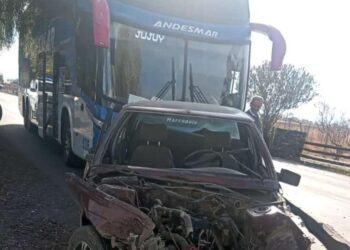 Impactante triple choque entre una camioneta, un colectivo y un remis trucho
