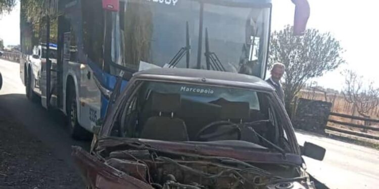 Impactante triple choque entre una camioneta, un colectivo y un remis trucho