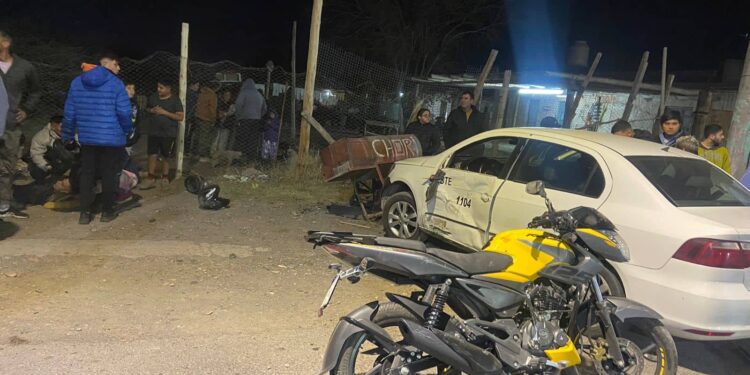 Maniobra imprudente de un remis en Chimbas deja a dos motociclistas heridos