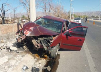 Chimbas: Perdió el control de su auto y se estrelló contra un poste en la Costanera