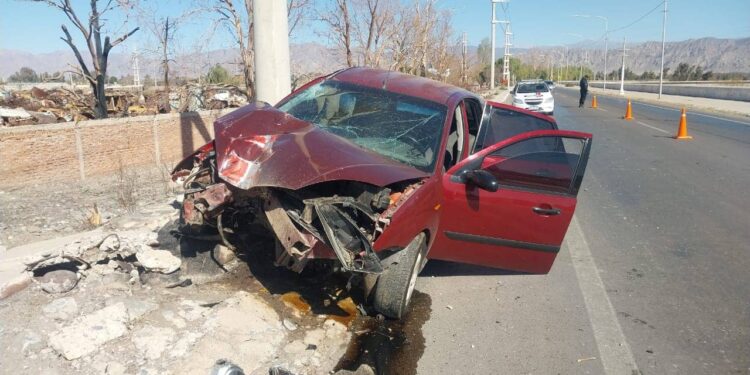 Chimbas: Perdió el control de su auto y se estrelló contra un poste en la Costanera