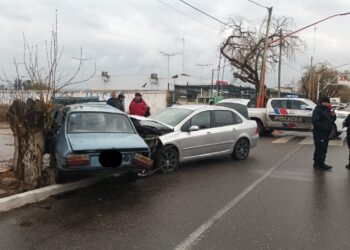 Brutal accidente en Chimbas: Padre e hijo internados tras un violento choque