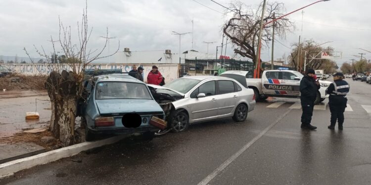 Brutal accidente en Chimbas: Padre e hijo internados tras un violento choque
