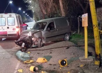 Camioneta impactó contra un semáforo tras esquivar a un auto que se dio a la fuga