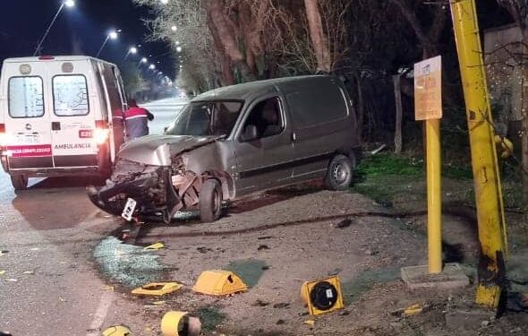 Camioneta impactó contra un semáforo tras esquivar a un auto que se dio a la fuga
