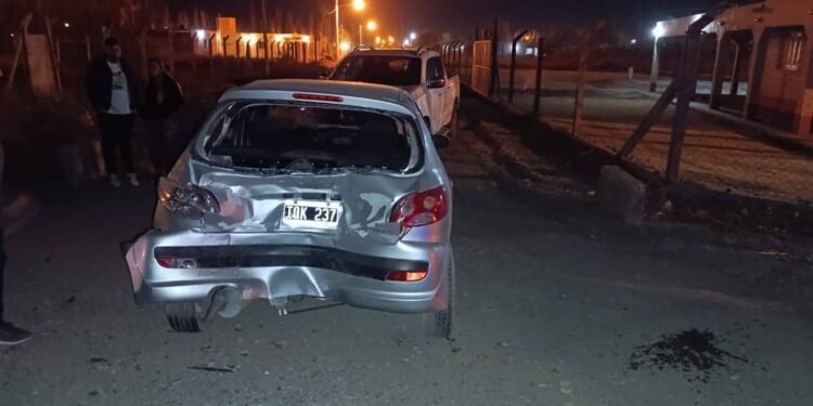 Accidente múltiple en Rawson: Tres vehículos involucrados y una mujer herida