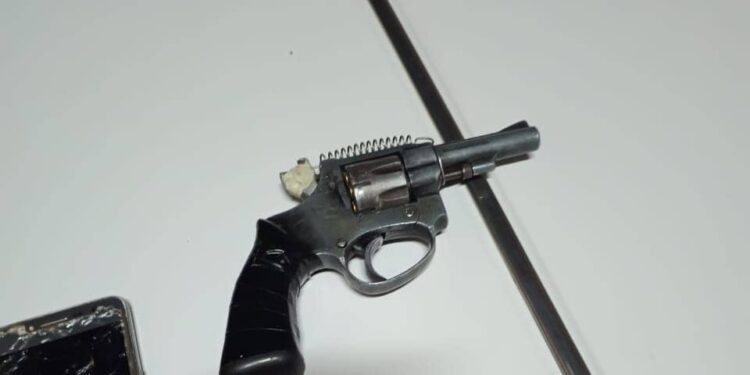 A punta de pistola le robó la mochila a una menor en Rawson y fue detenido