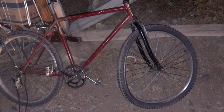 Un ciclista fue atropellado y abandonado por una moto en Chimbas