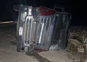 Un camión cargado volcó en la Cuesta de las Vacas y su conductor fue hospitalizado