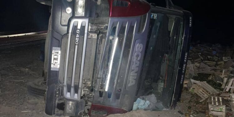 Un camión cargado volcó en la Cuesta de las Vacas y su conductor fue hospitalizado