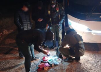 Ruta 40: Interceptan y secuestran un bolso con dos envoltorios de cocaína