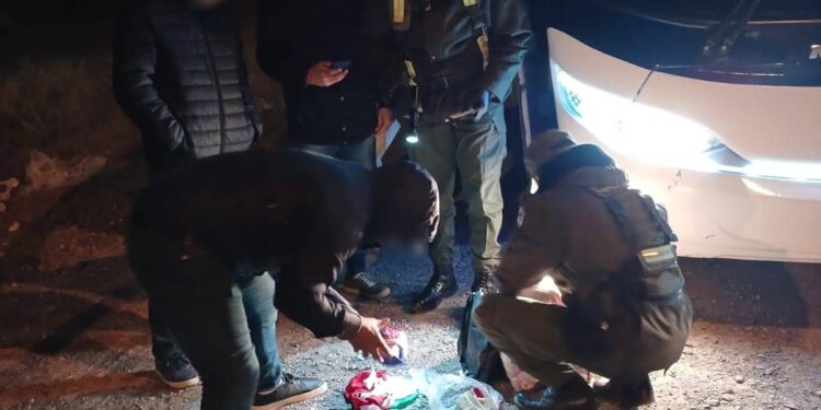 Ruta 40: Interceptan y secuestran un bolso con dos envoltorios de cocaína