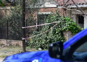 Horror: Descubrieron que una mujer vivía con dos cadáveres hace meses