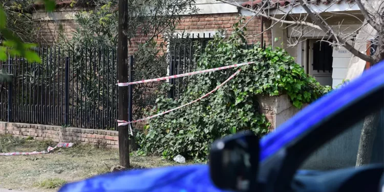 Horror: Descubrieron que una mujer vivía con dos cadáveres hace meses