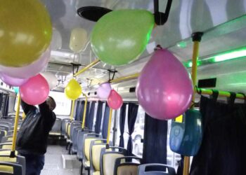 Día del Niño: Chofer sanjuanino alegró a los más pequeños con globos y caramelos