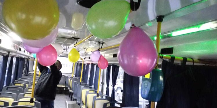 Día del Niño: Chofer sanjuanino alegró a los más pequeños con globos y caramelos