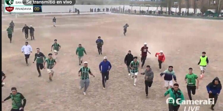 VIDEO: Jugadores e hinchas de San Martín golpearon brutalmente a jugadores de Caucete
