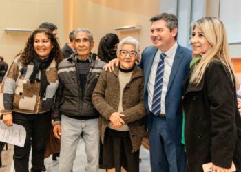 El gobernador Marcelo Orrego entregó 137 escrituras a vecinos de 7 departamentos