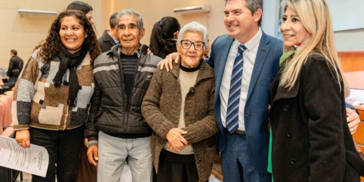 El gobernador Marcelo Orrego entregó 137 escrituras a vecinos de 7 departamentos