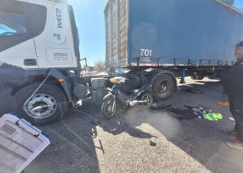 Una mujer resultó herida tras chocar violentamente contra un camión en Capital