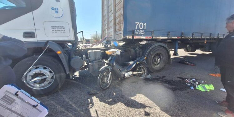 Una mujer resultó herida tras chocar violentamente contra un camión en Capital