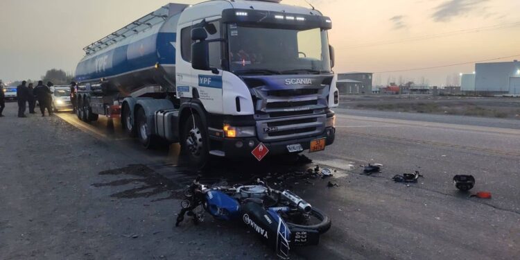 Grave accidente en la Ruta 40: motociclista chocó de frente con un camión estacionado